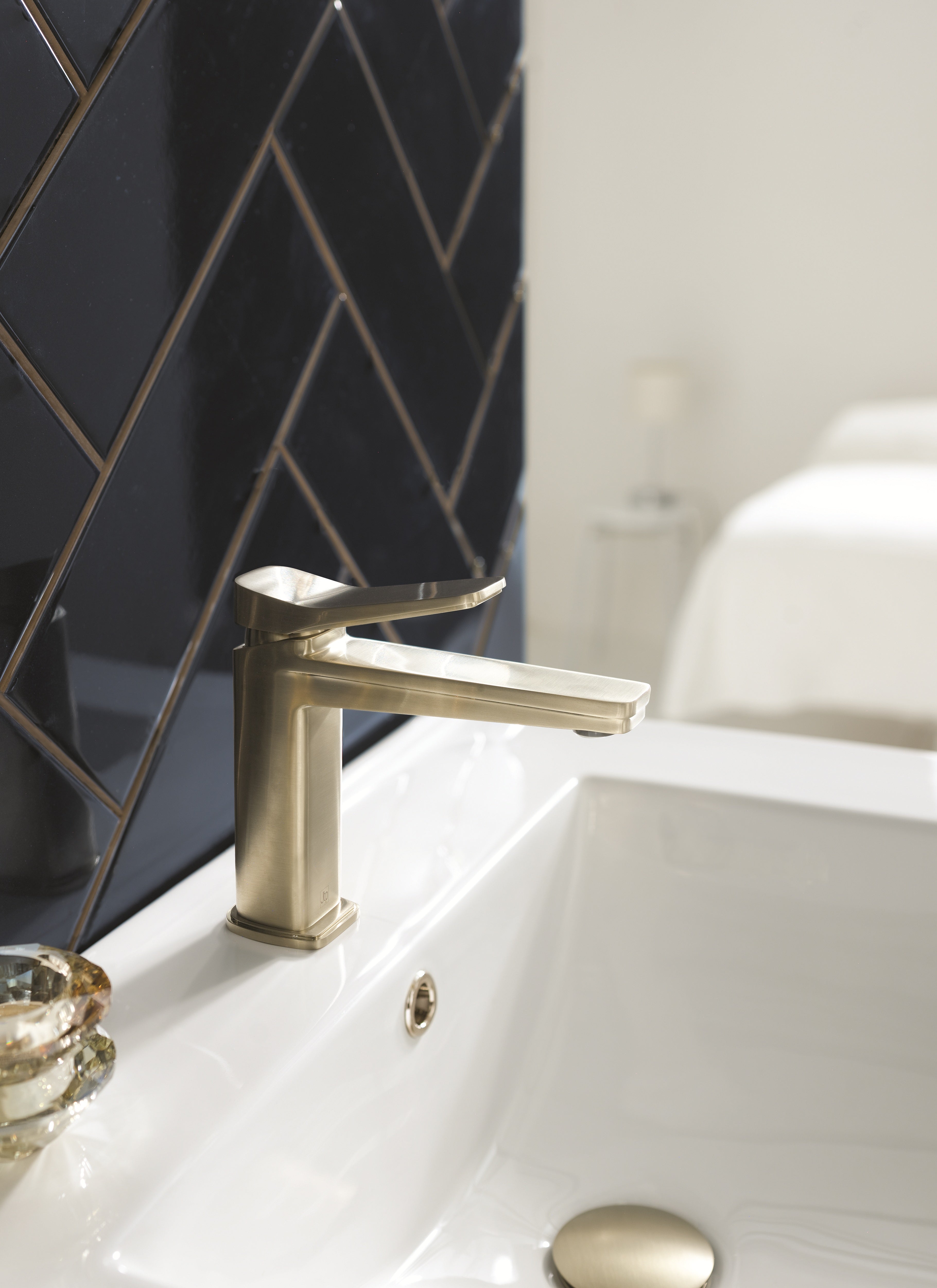 HIX SINGLE LEVER BASIN MIXER