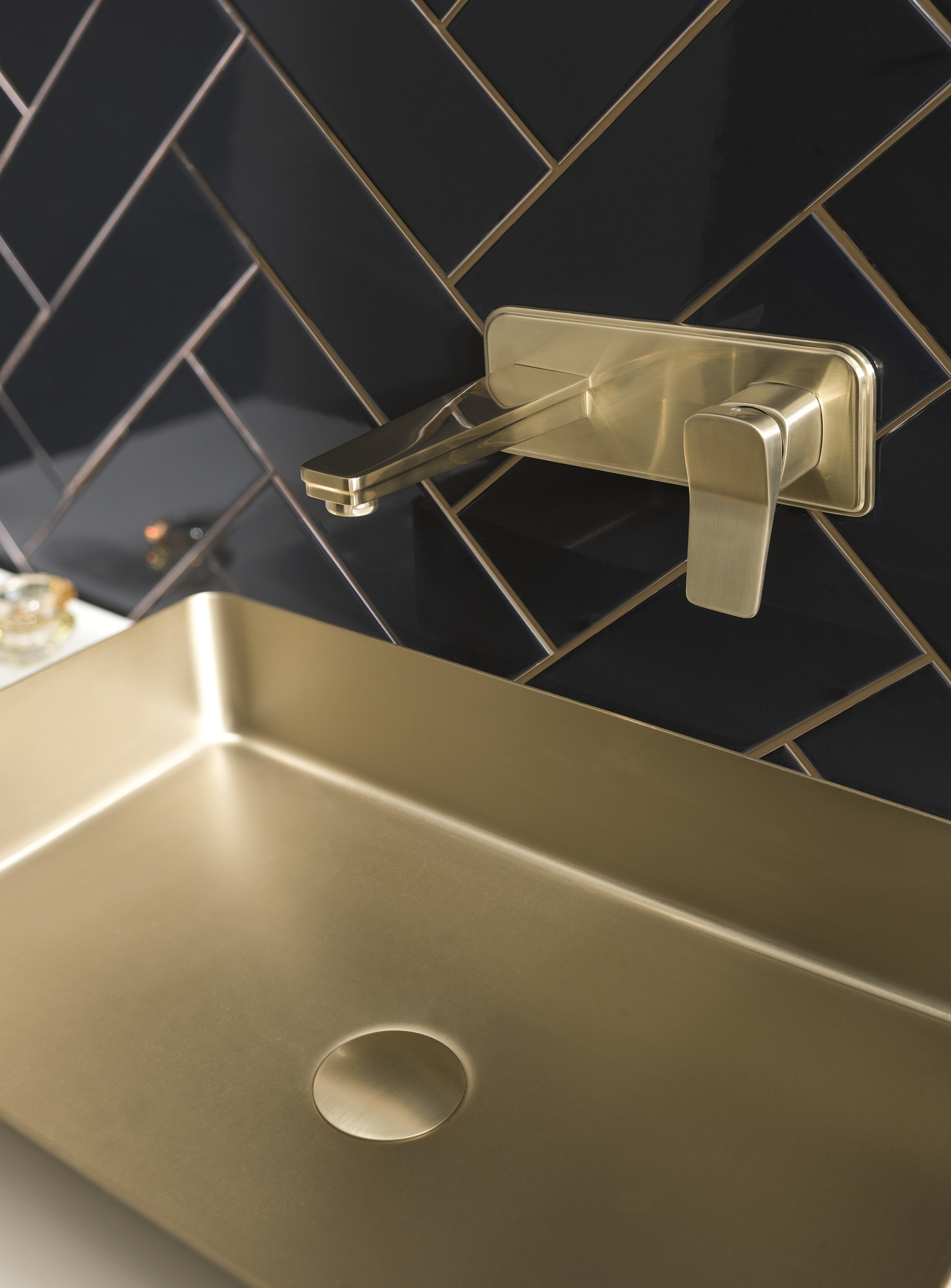 HIX SINGLE LEVER WALL MOUNTED BASIN MIXER (both plates included)
