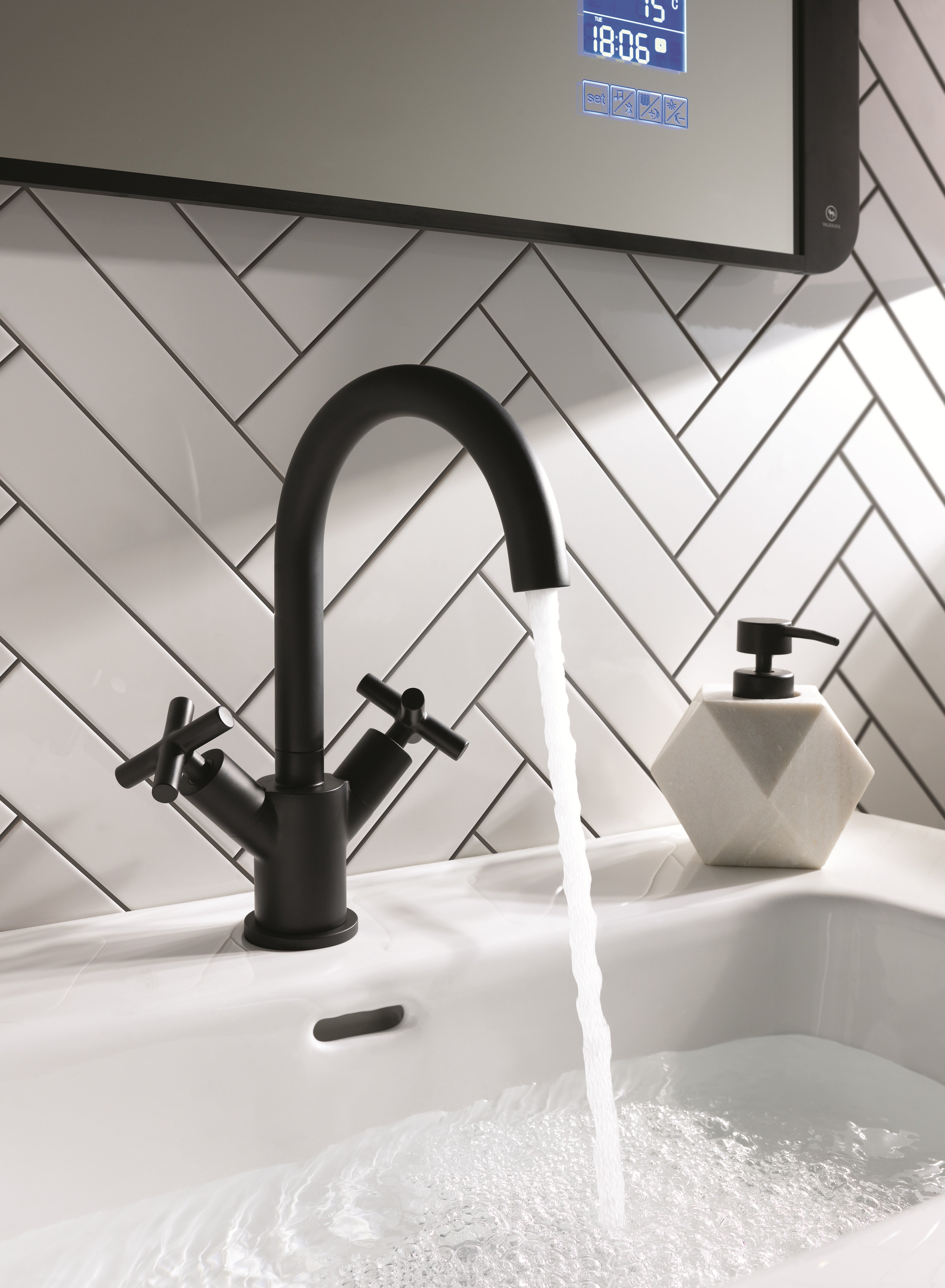 SOLEX MONO DECK MOUNTED, SWIVEL SPOUT BASIN MIXER, WITH POP UP WASTE