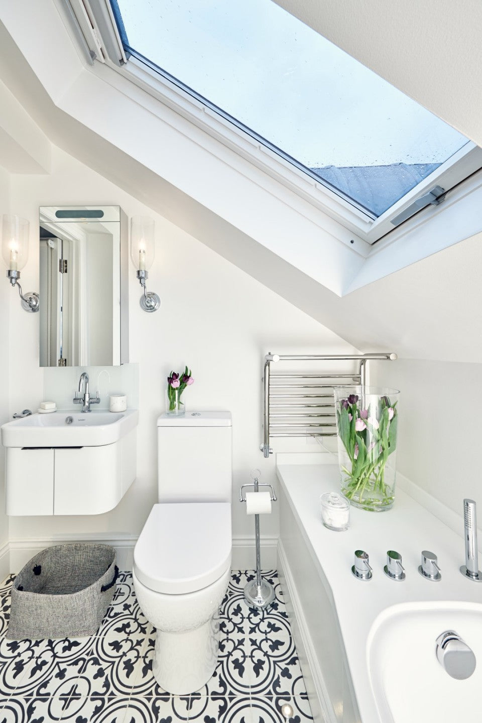 Newhaven Electric Flat Fronted Towel Rail 480x520mm